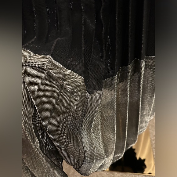 Angie Black and Silver Colorblock Elastic Waist Pleated Midi Skirt Size Large - Picture 2 of 7